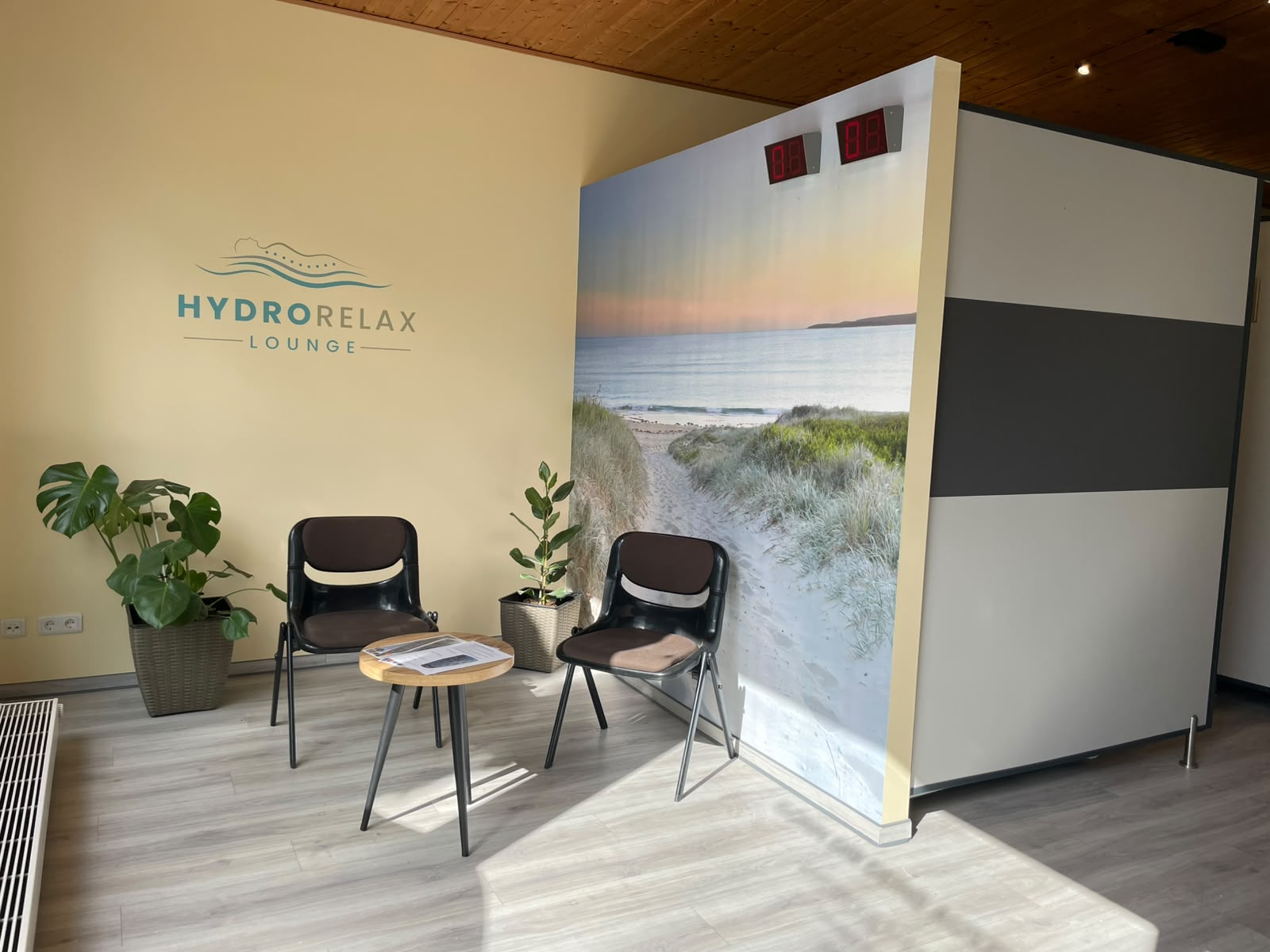 Lounge- und Wartebereich mit Strandmotiv und Sitzgelegenheiten